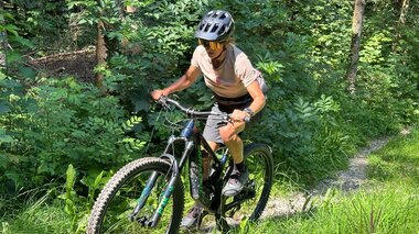 Mountainbike Guide Petra Rocha beim Mountainbiken im Wald. | © Petra Rocha